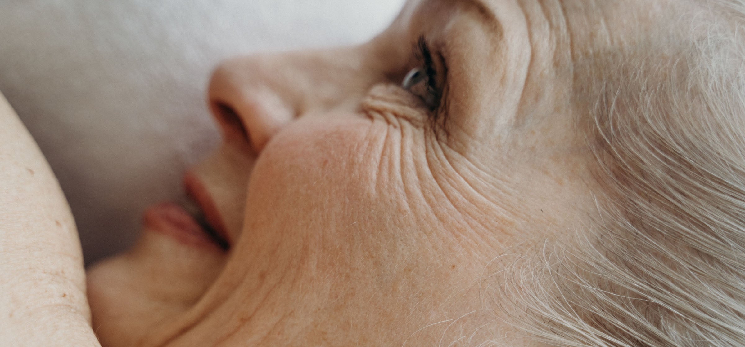 „Anti-Aging“ – wie Cremes und Seren unsere Wahrnehmung vernebeln