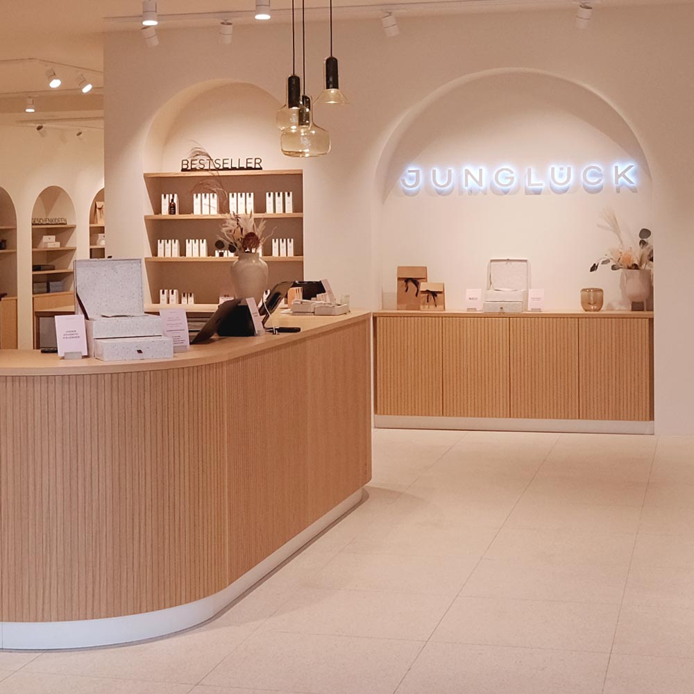Junglück - Einblick in Flagship Store