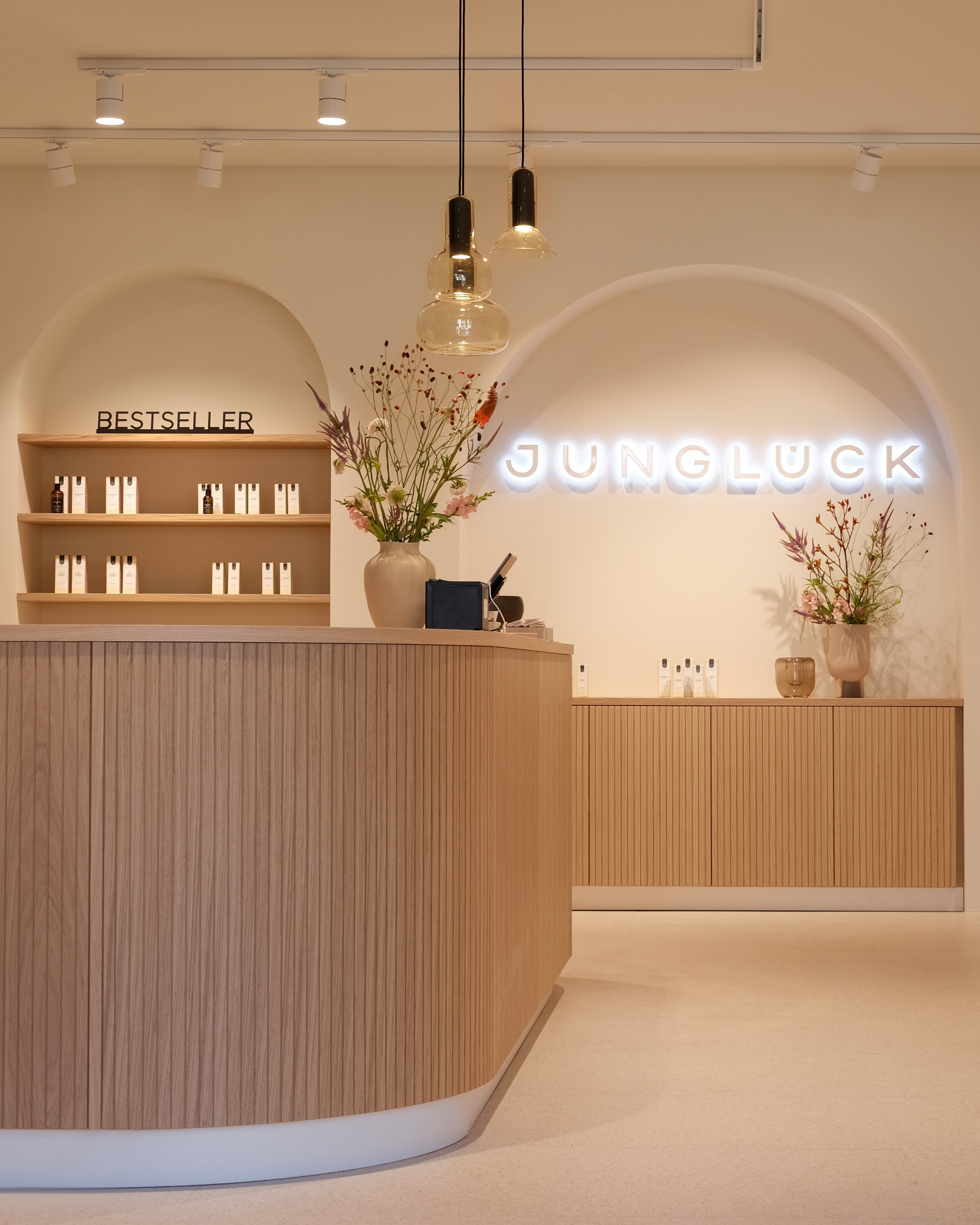 Junglück Store am Gärtnerplatz - Tresen und Leuchtschild