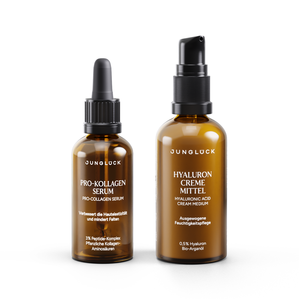 Zwei Braunglasflaschen von JUNGLÜCK: links das Pro-Kollagen Serum, rechts die Hyaluron Creme Mittel. Beide mit Mischtexturen.