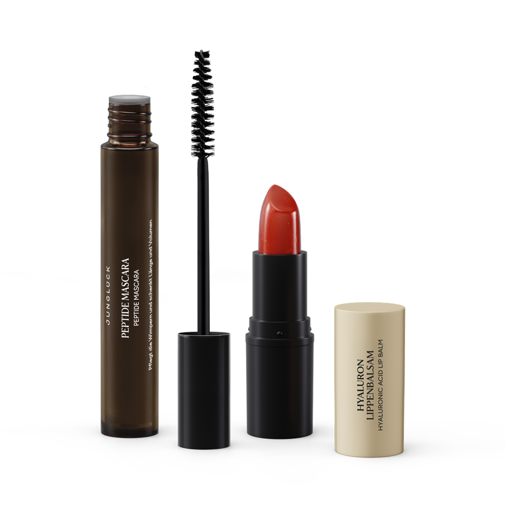 Beauty Essentials Set mit Braunglasflasche für Peptid-Mascara, schwarzer Mascara-Applikator und rotem Lippenstift.
