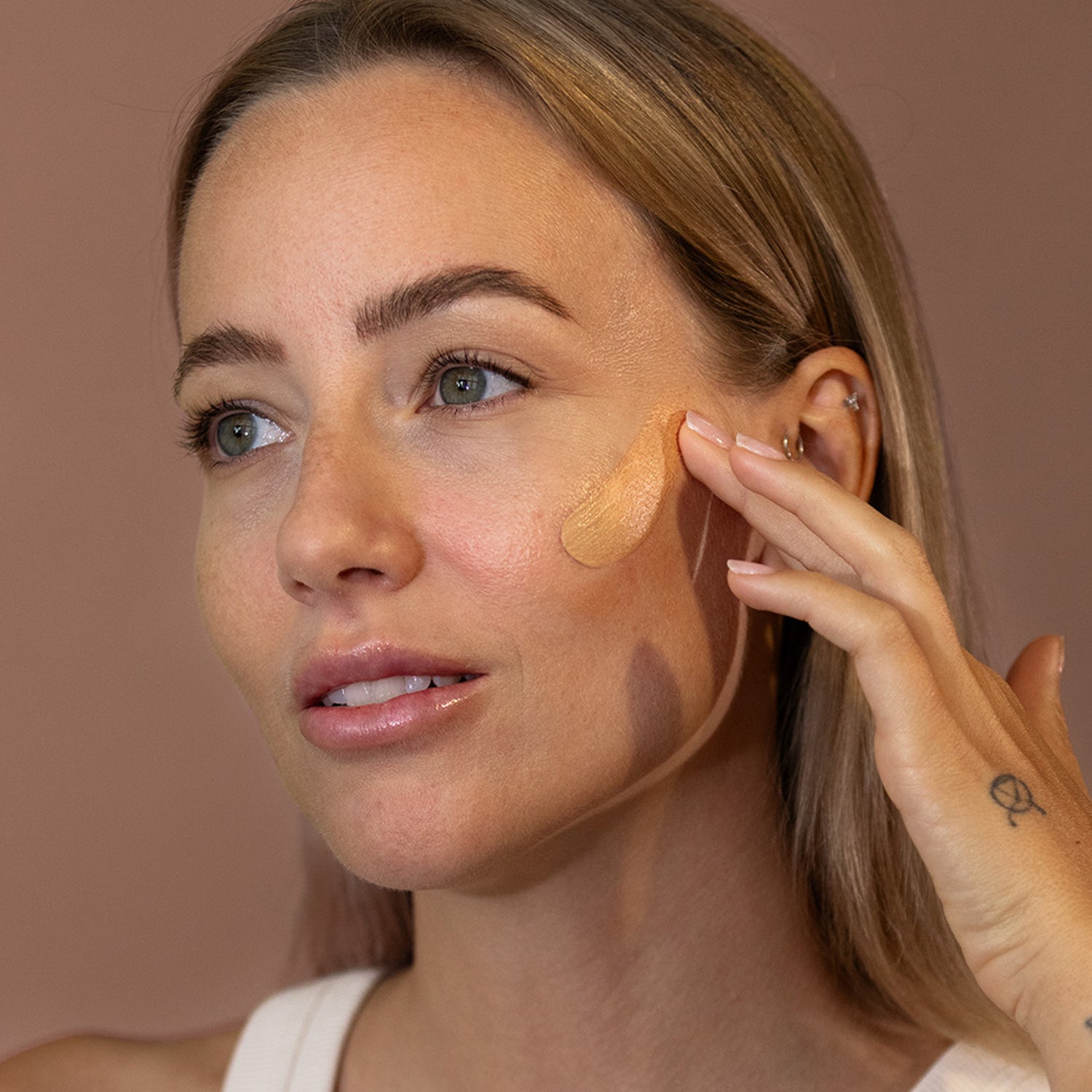 Konsistenz Getöntes Glow Serum by Christina Bischof 