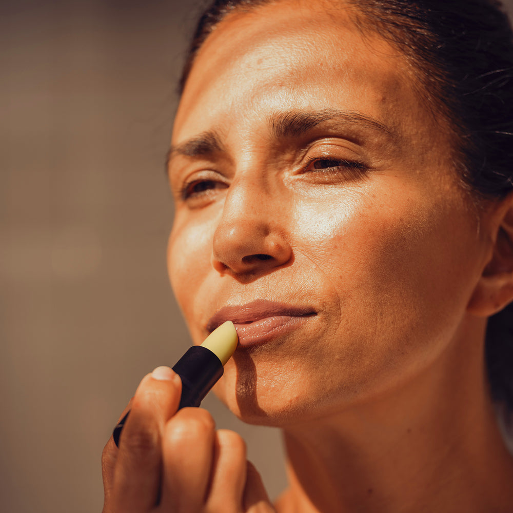 Junglück Hyaluron Lippenbalsam SPF 50+ - von Frau auf Lippen aufgetragen