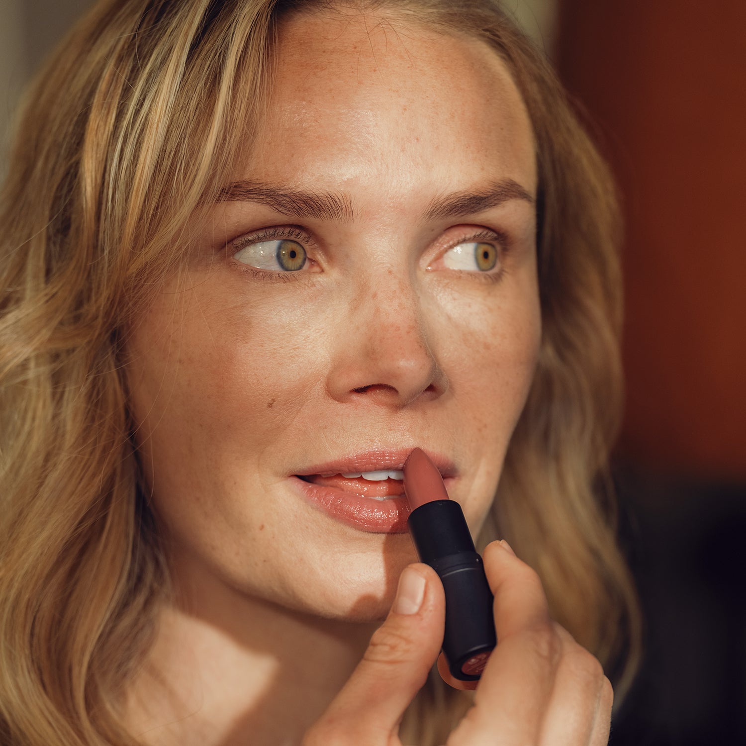 Hyaluron Lippenbalsam Rosenholz  von JUNGLÜCK auftragen