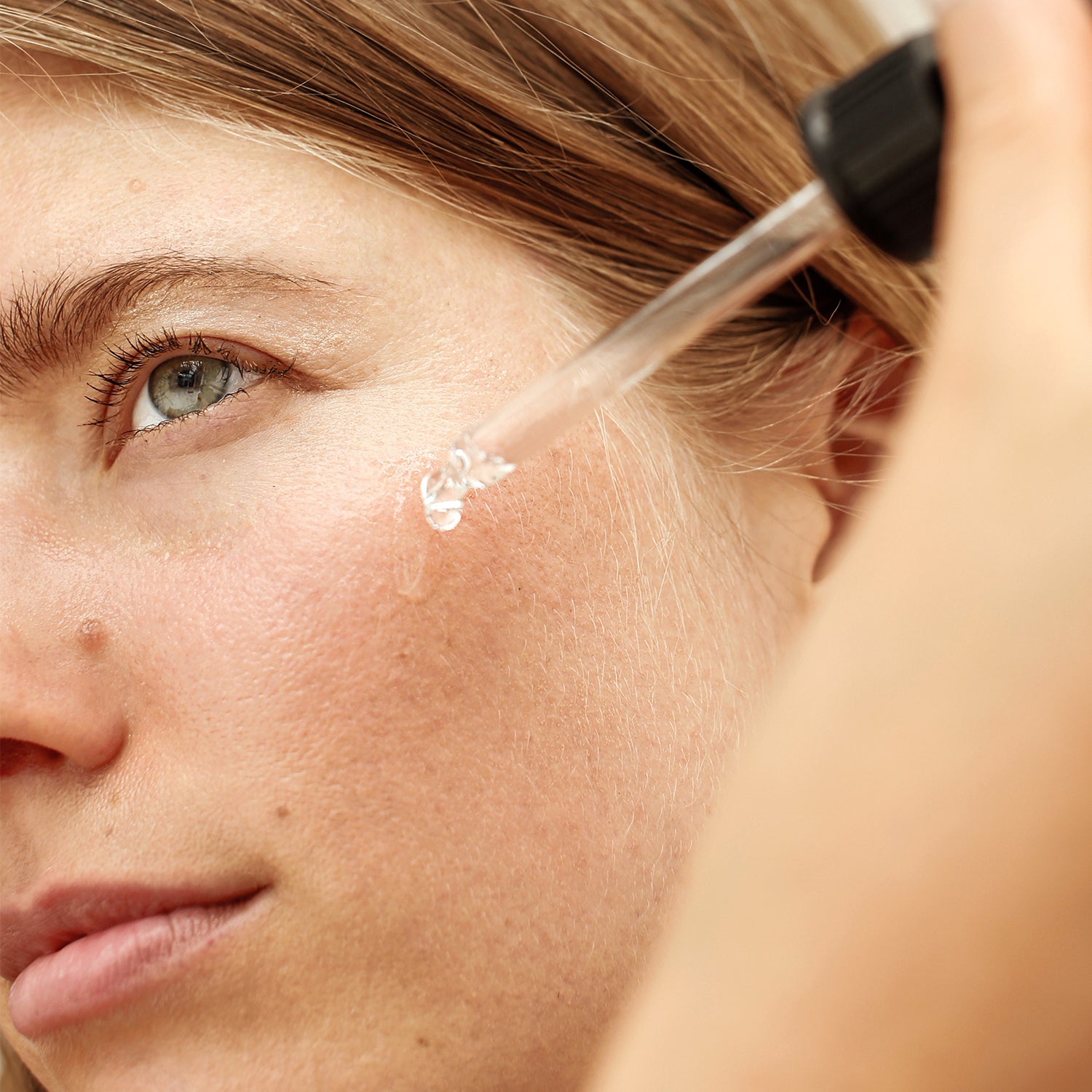 Niacinamid Serum von JUNGLÜCK mit Pipette auftragen