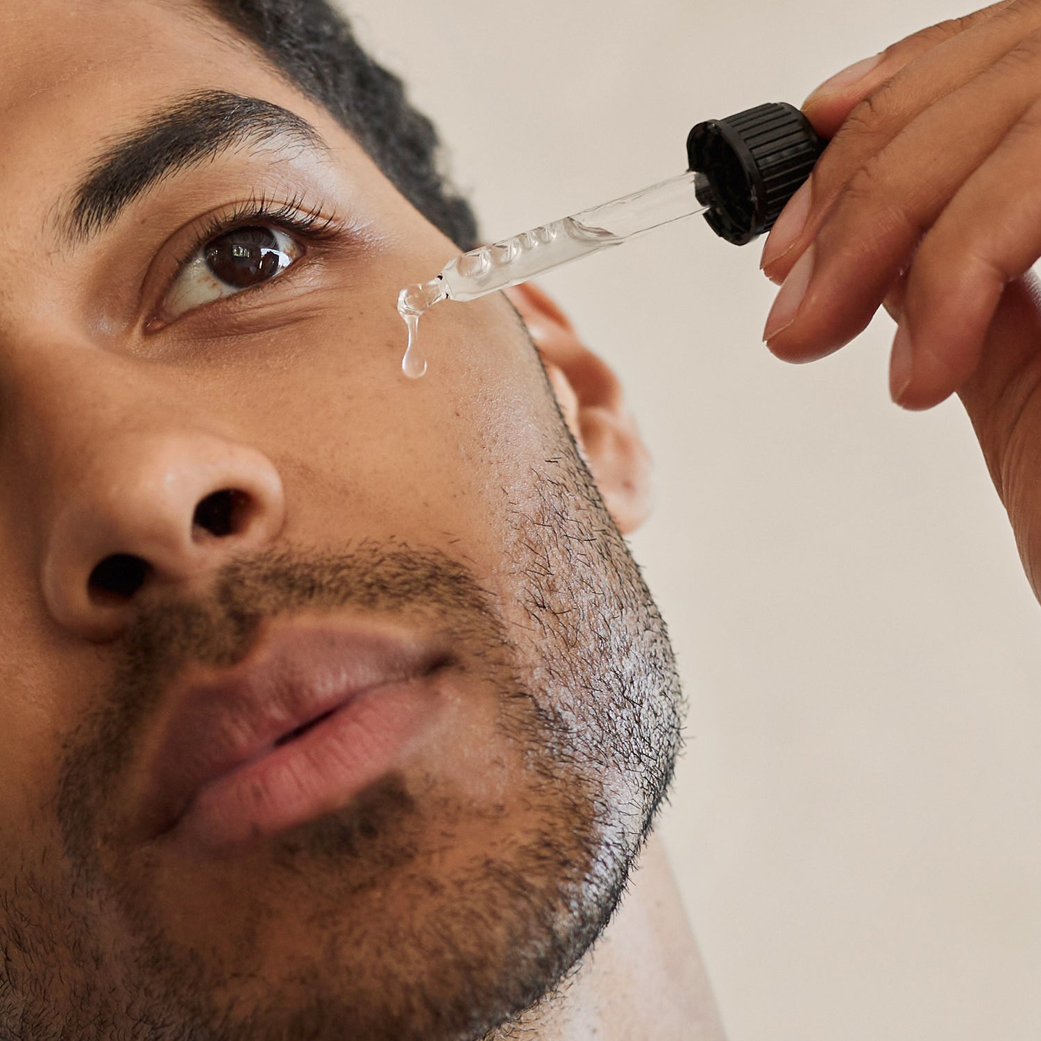 Niacinamid Serum von JUNGLÜCK mit Pipette auftragen, Mann