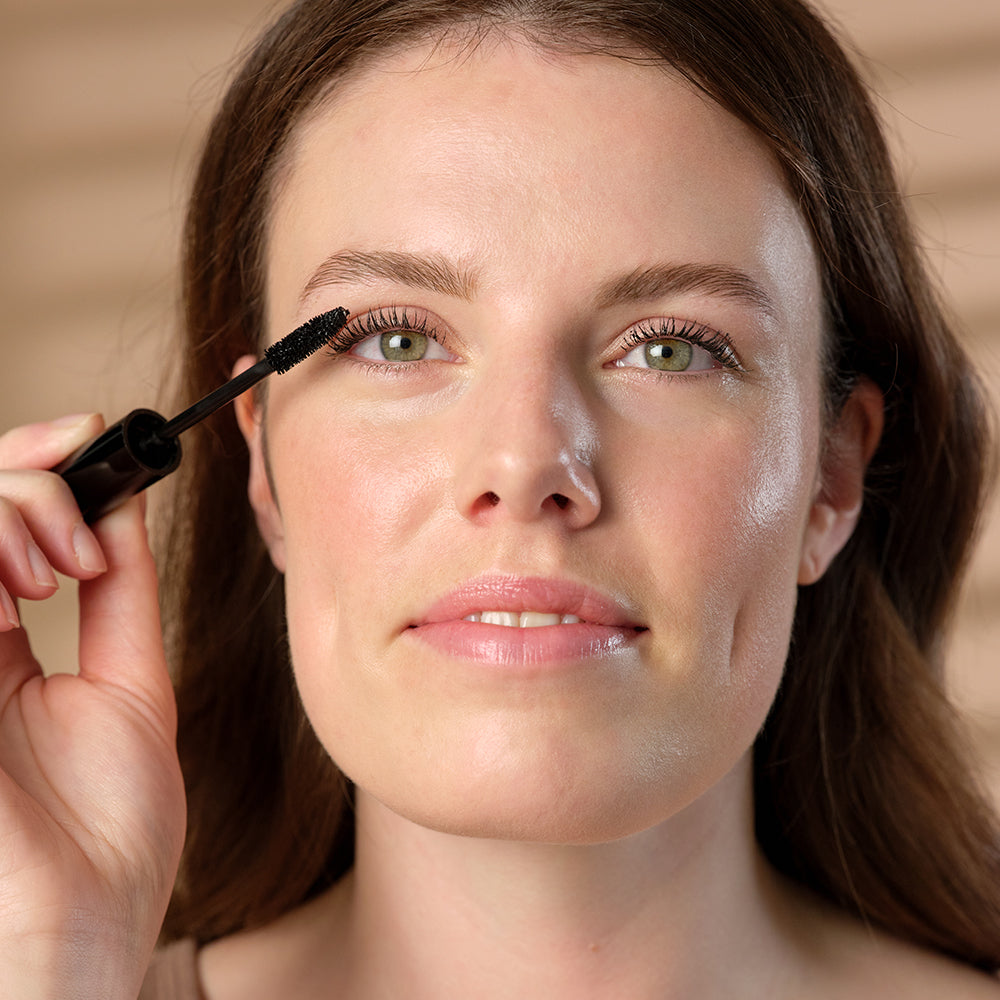 Junglück Peptide Mascara - von Frau aufgetragen 