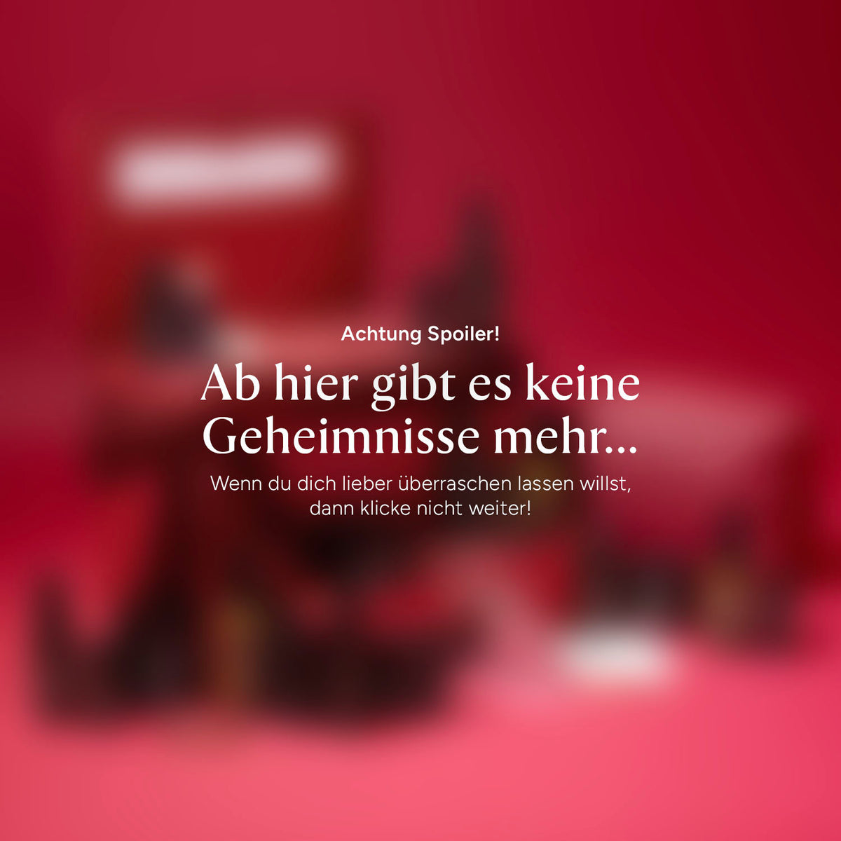 Rote Hintergrund mit unscharfen Produkten, einschließlich der Braunglasflasche von Spoiler Blur, für ein stilvolles