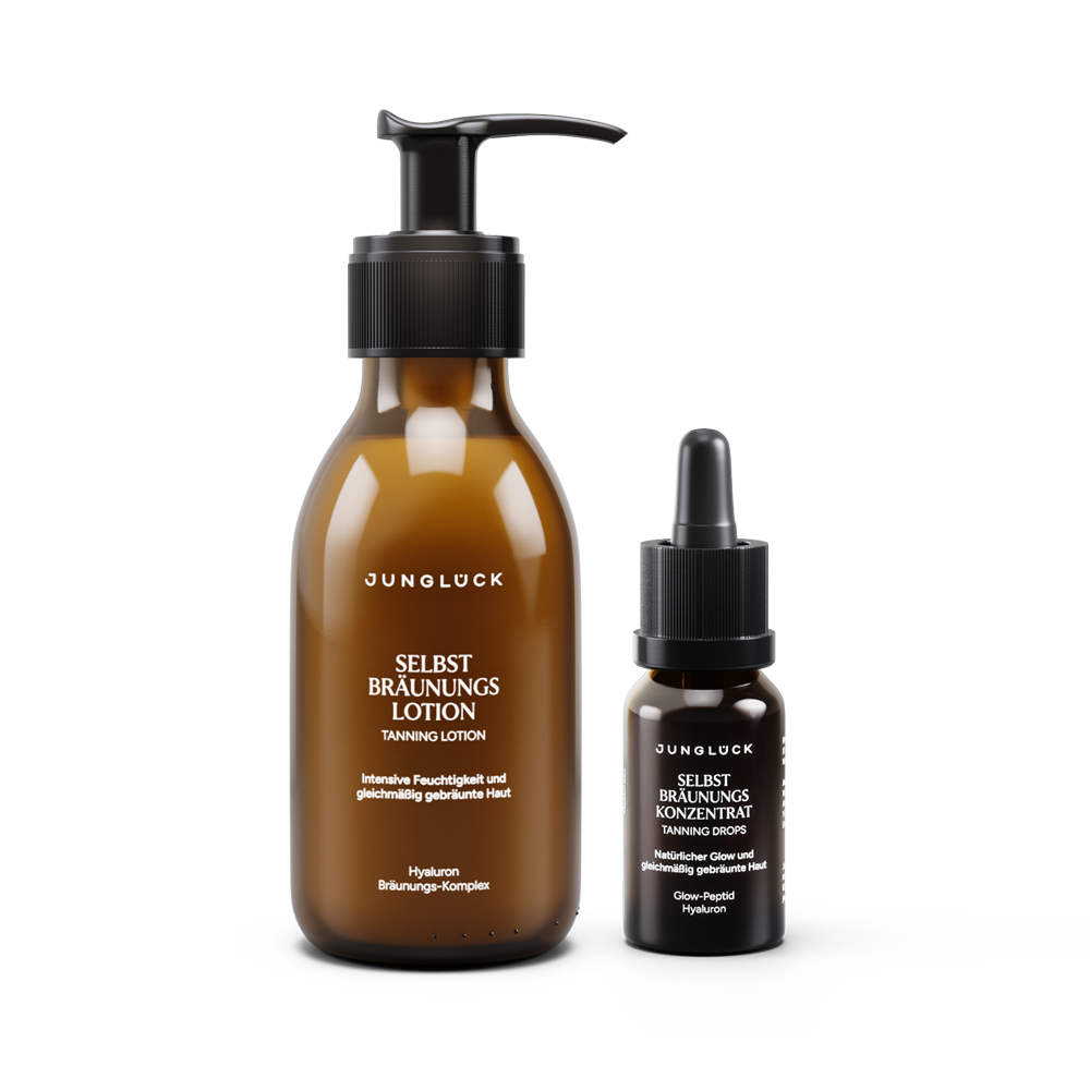 Zwei JUNGLÜCK Produkte: Eine Braunglasflasche mit Pumpverschluss, Selbstbräunungs Lotion, und ein kleinerer Flakon mit