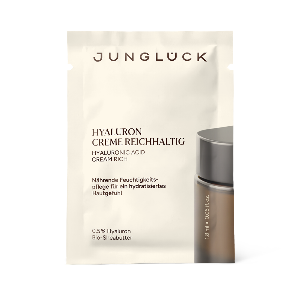 Junglück Hyaluron Creme Reichhaltig sachet with glass dropper bottle containing 1.8 ml serum.