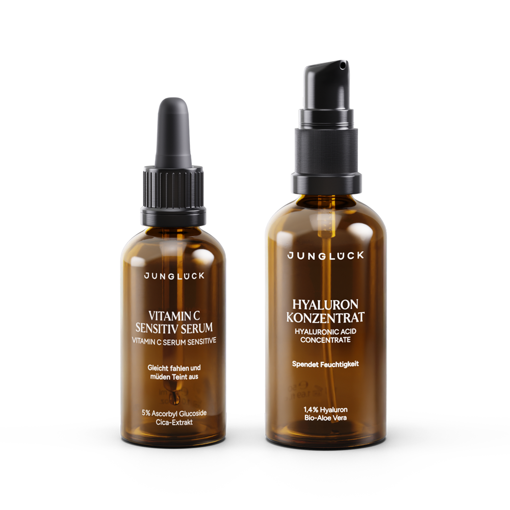 Das Strahlend Schoen Set enthält zwei Braunglasflaschen: ein Vitamin C Sensitiv Serum und ein Hyaluron Konzentrat. Beide