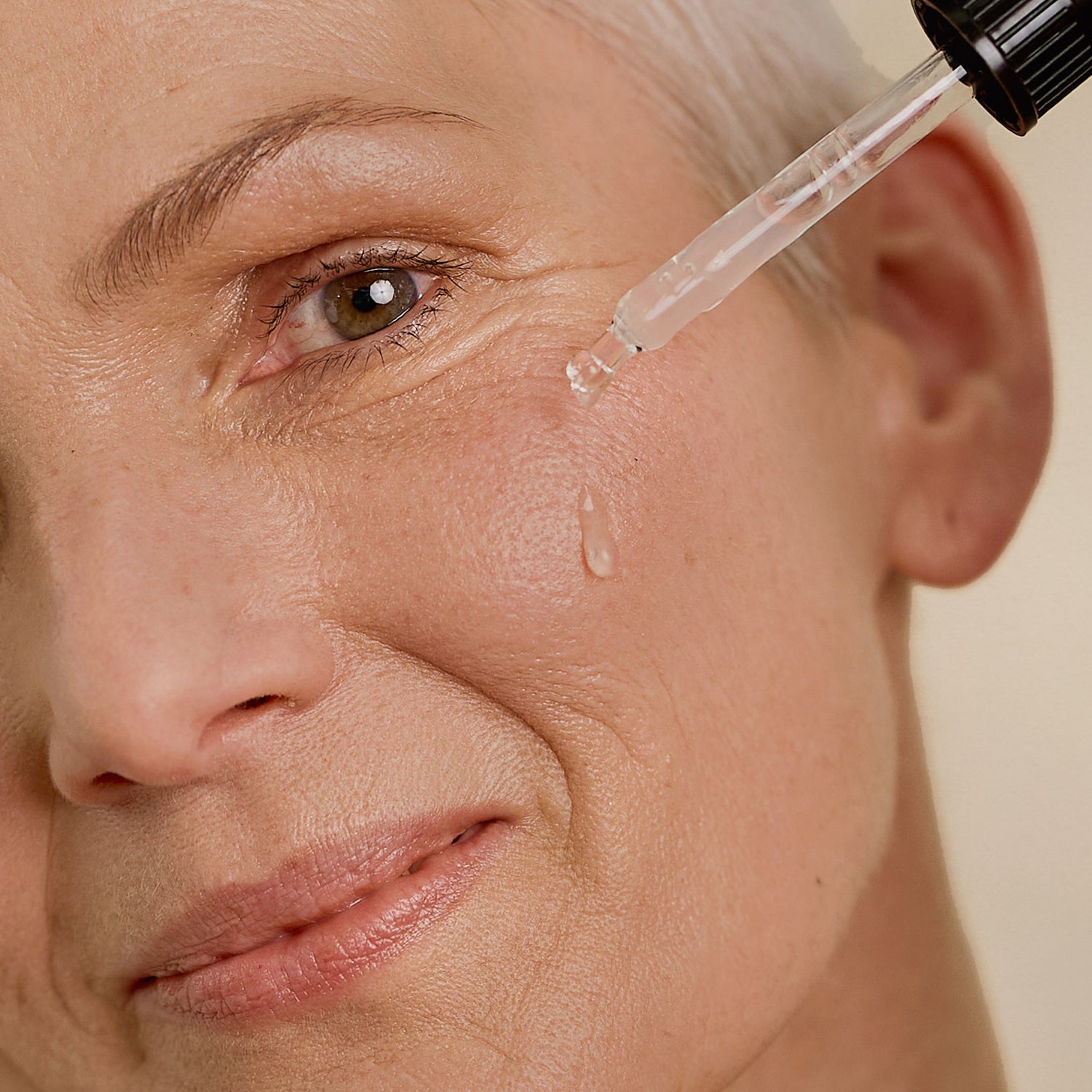 Vitamin C Intensiv Serum von JUNGLÜCK auftragen