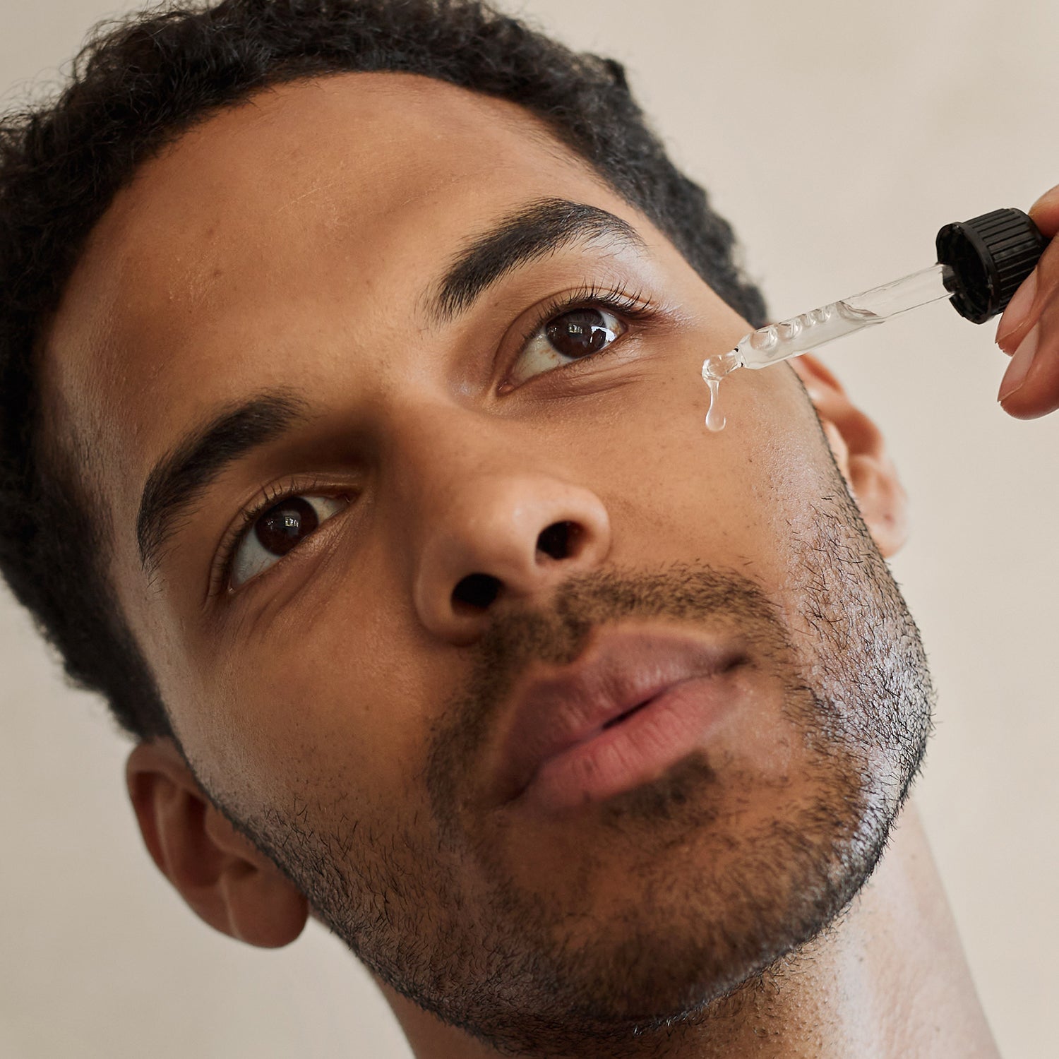 Vitamin C Sensitiv Serum von JUNGLÜCK mit Pipette auftragen