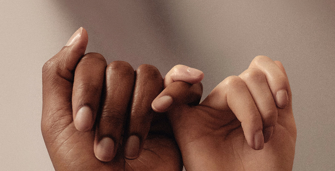 Junglück - zwei Hände verhaken kleinen Finger