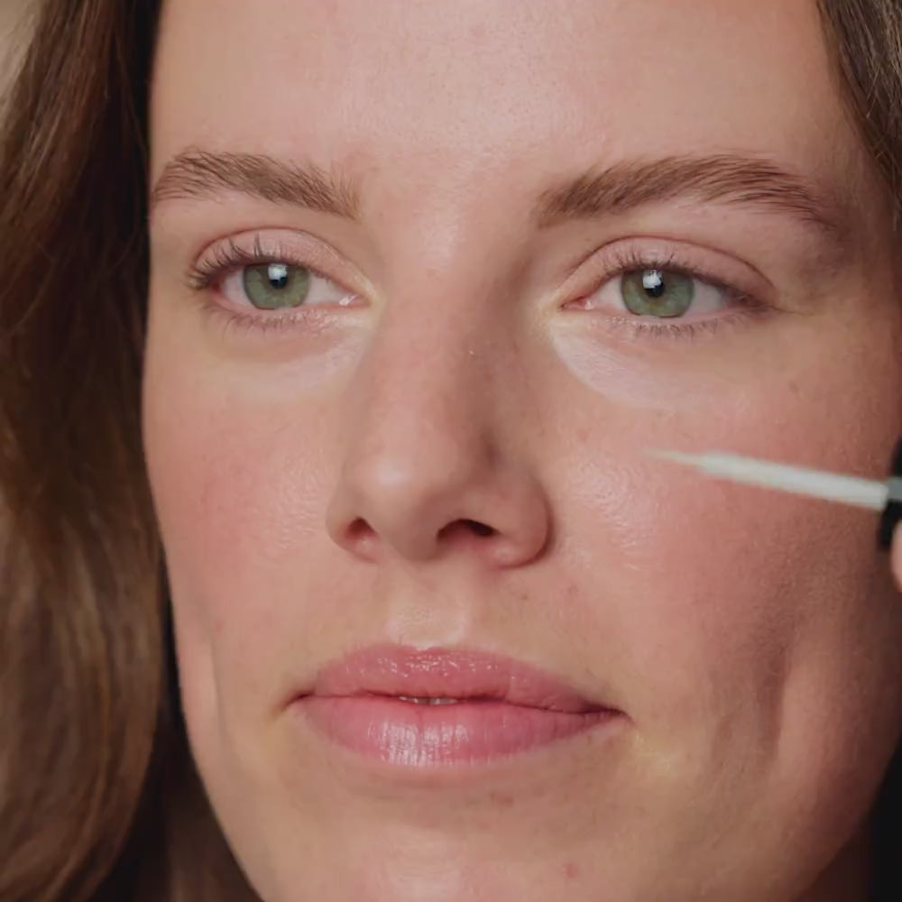 Junglück Peptide Wimpernserum - von Frau aufgetragen