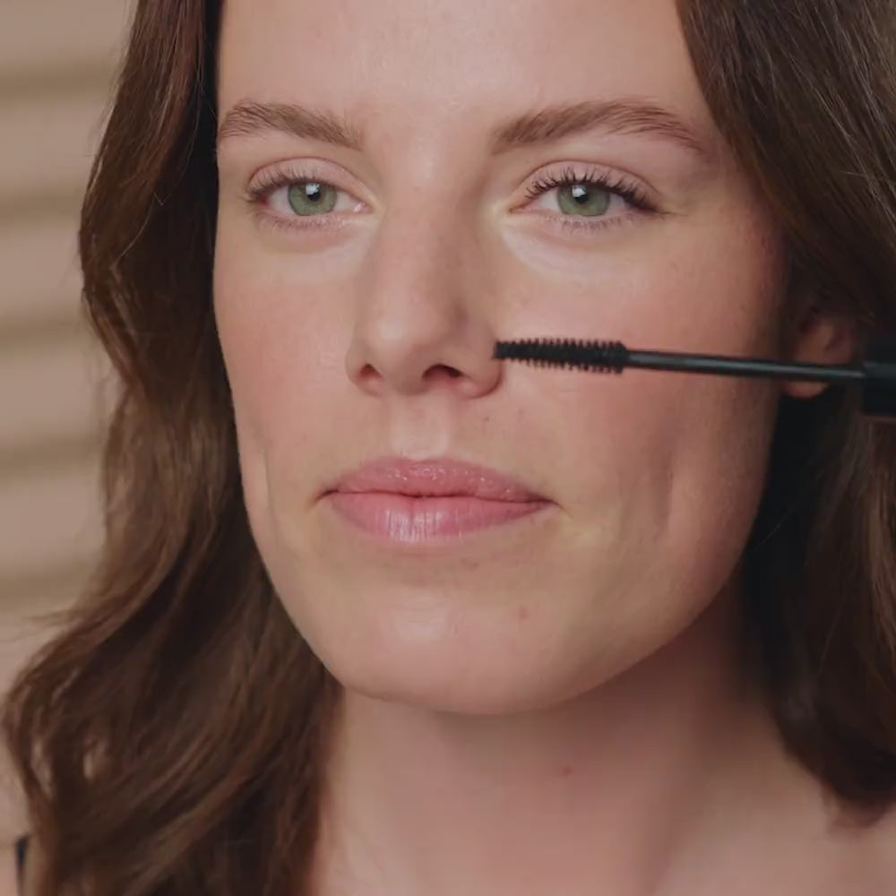 Junglück Peptide Mascara - von Frau aufgetragen