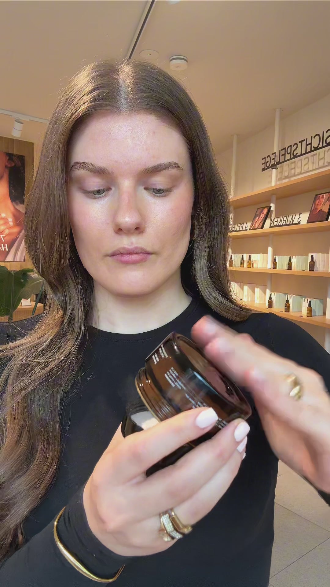 Junglück Transparent Puder wird von Frau mit Pinsel aufgetragen