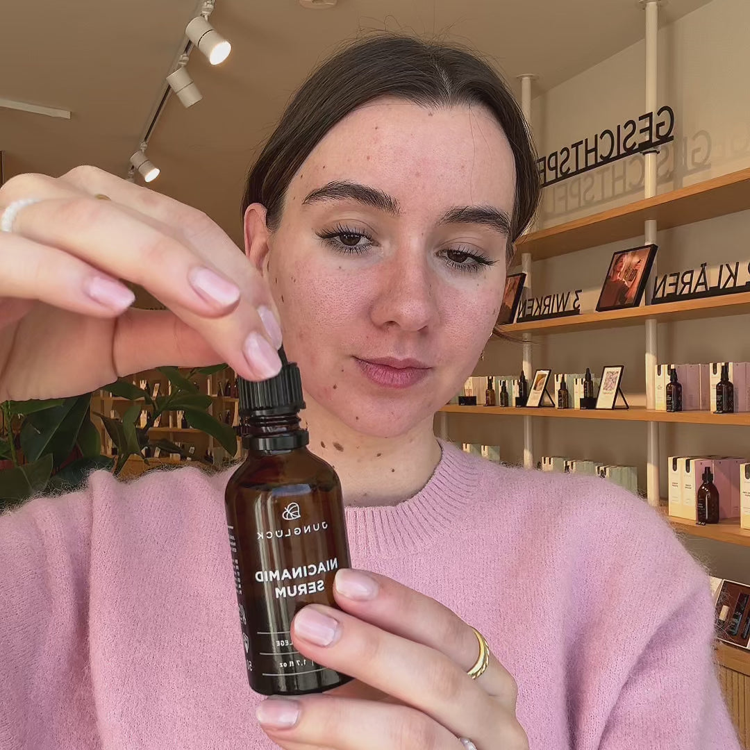 Junglück Niacinamid Serum wird von Frau mit Pinsel aufgetragen