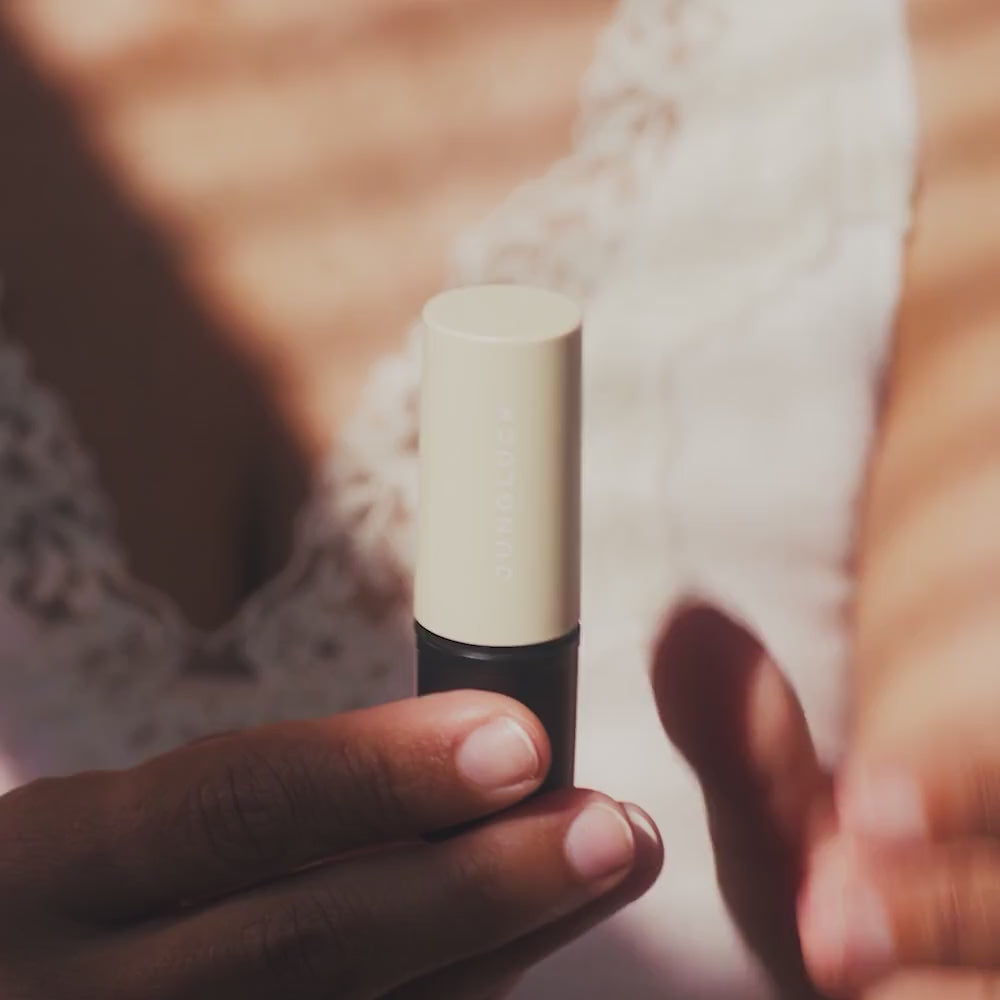 Junglück Hyaluron Lippenbalsam & Peptide Mascara & - von Frau aufgetragen