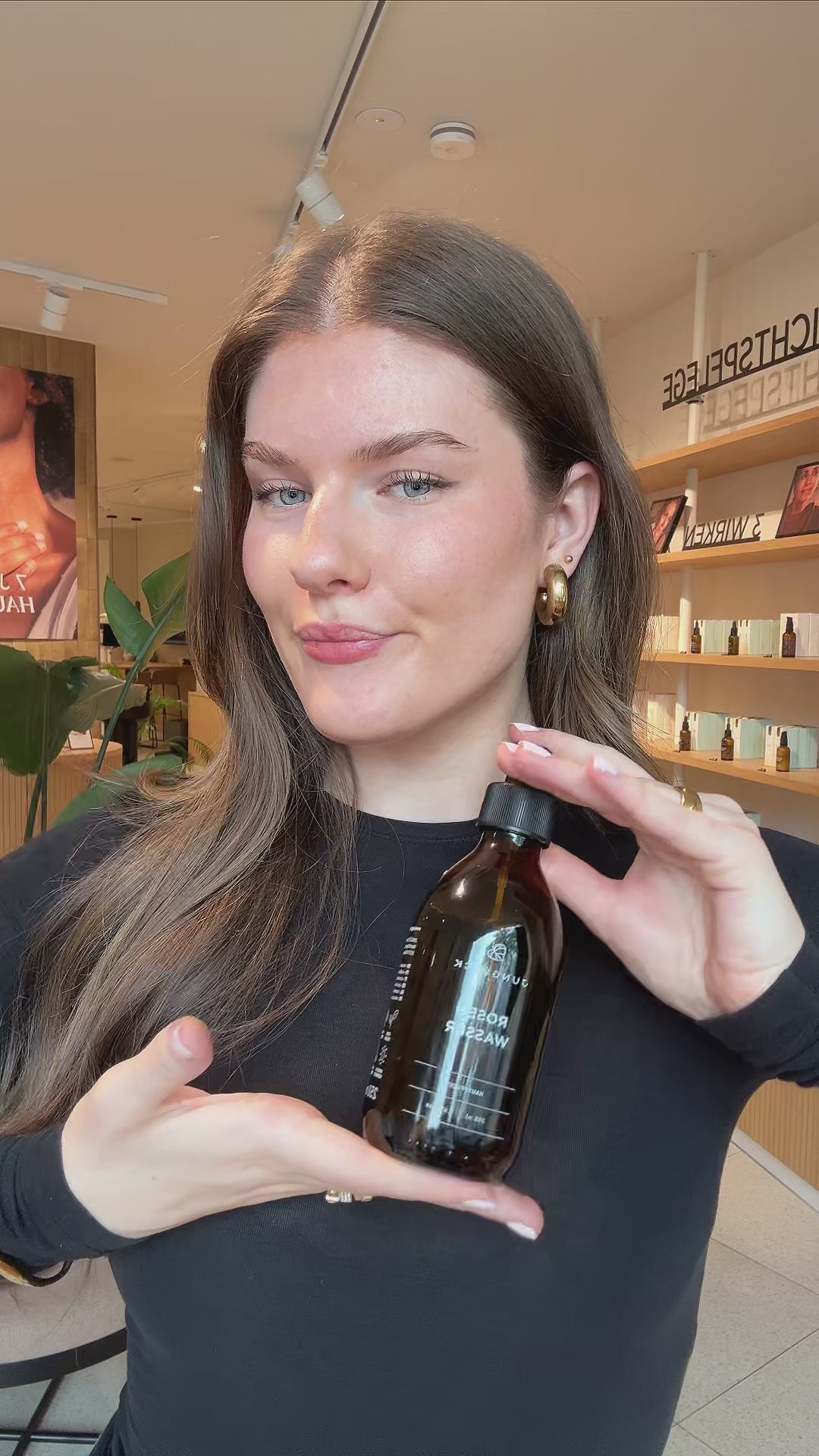 Junglück Rosenwasser wird von Frau auf Gesicht gesprüht