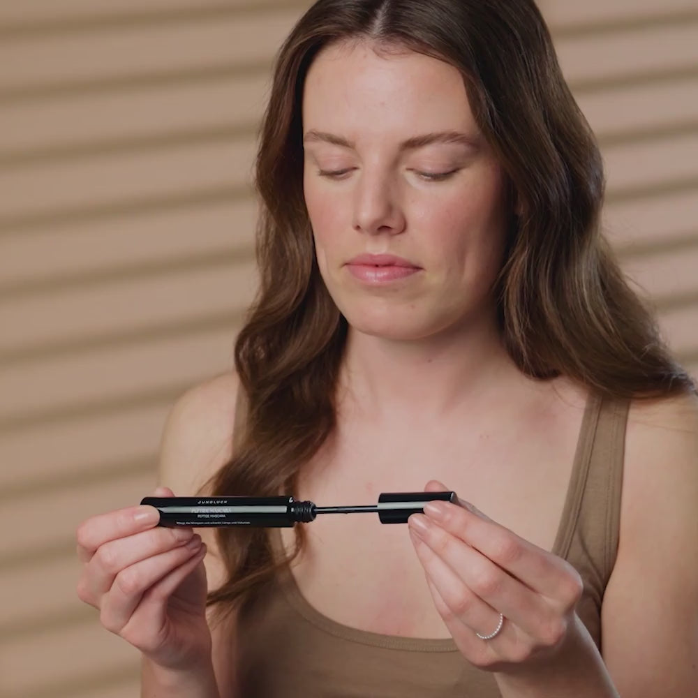 Junglück Peptide Mascara & 2-Phasen Make-up Entferner wird von junger Frau aufgetragen