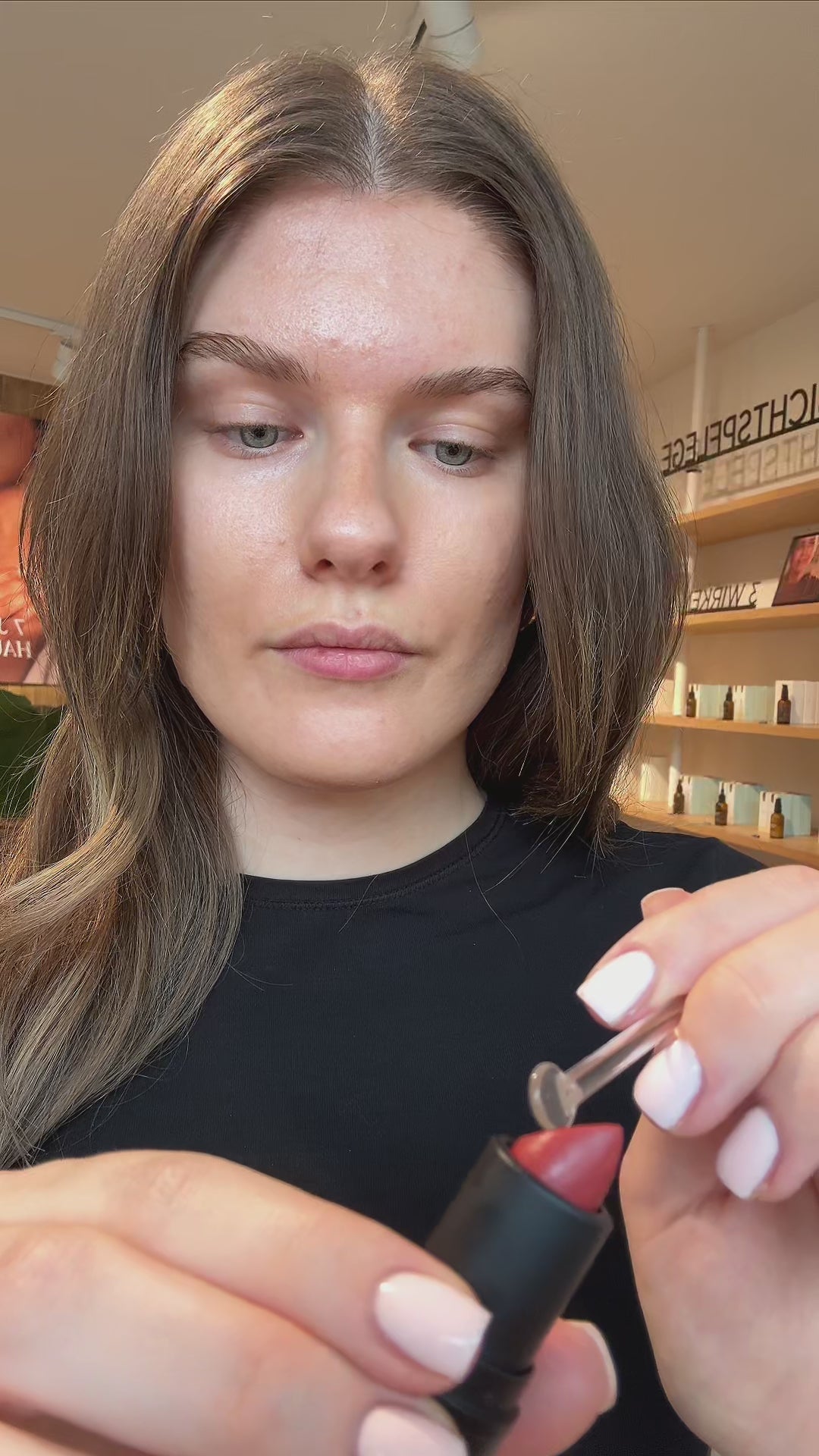 Junglück Lippenbalsam in Farbe Pfirsich wird von Frau als Blush auf die Wangen aufgetragen