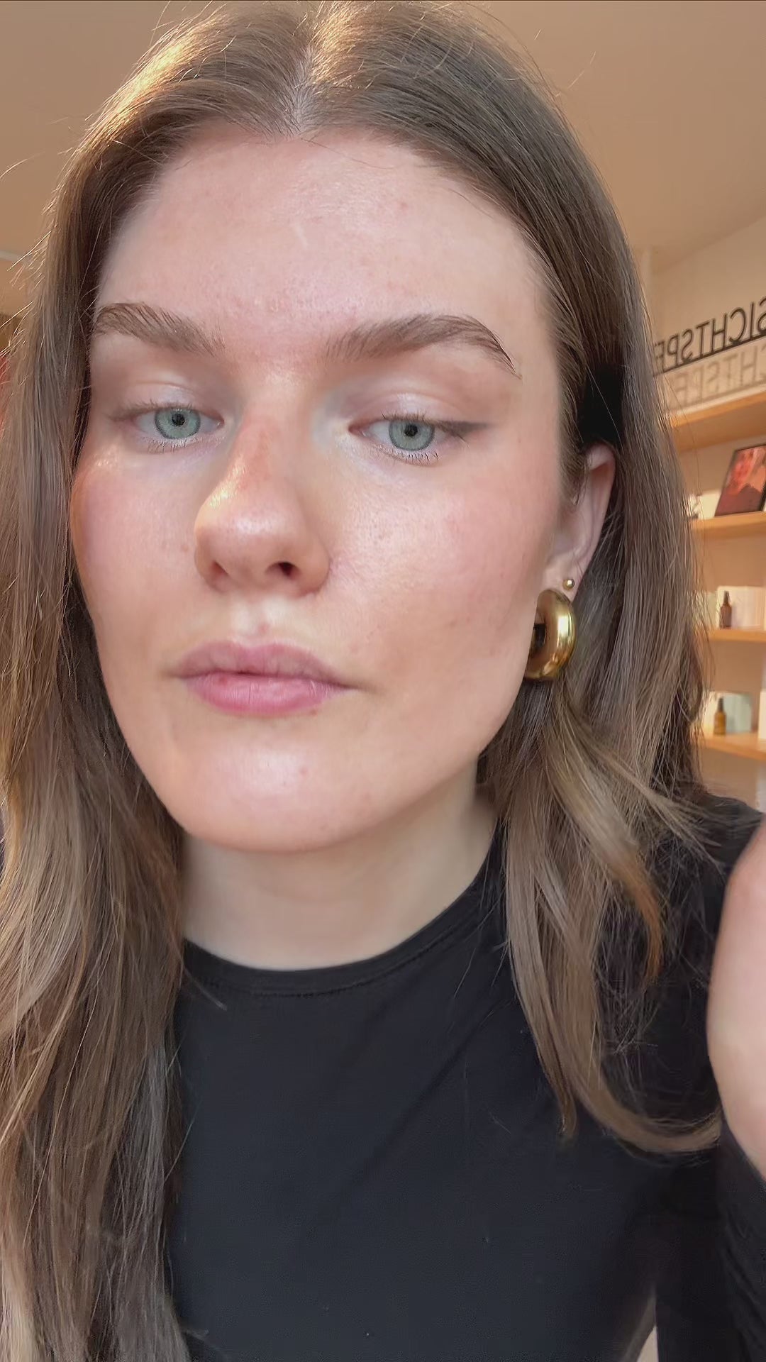Junglück Peptide Mascara wird von Frau aufgetragen